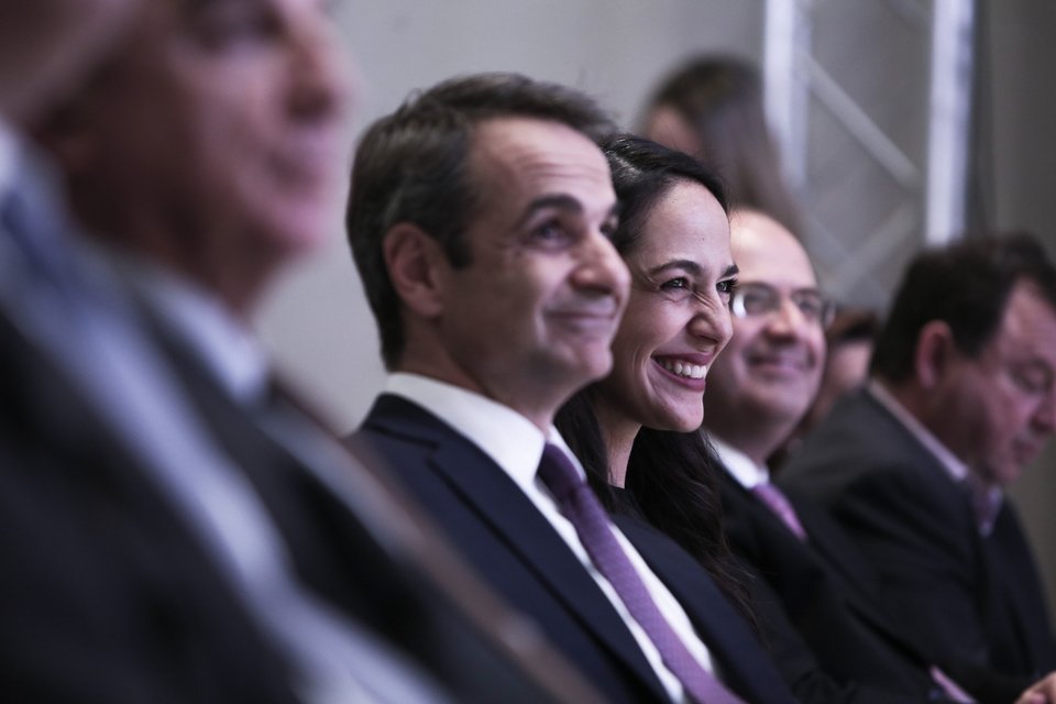 Κυριάκος Μητσοτάκης και Δόμνα Μιχαηλίδου χαμογελούν