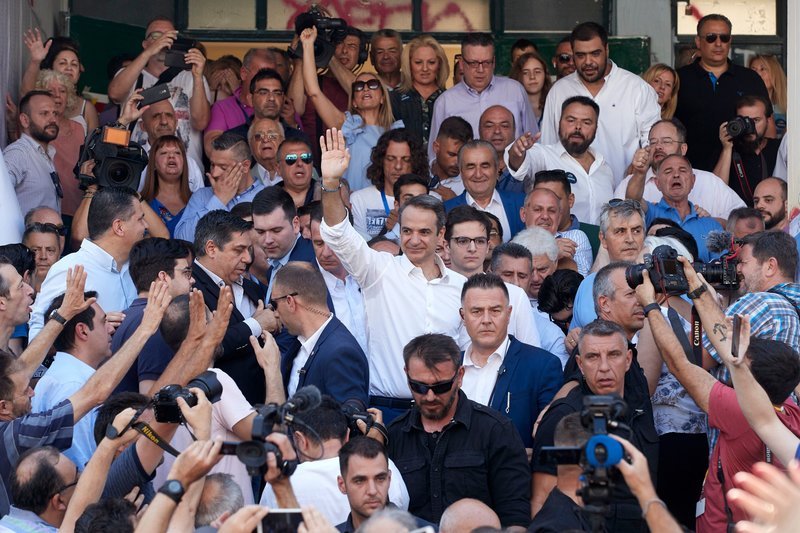 Ο Κυριάκος Μητσοτάκης ανάμεσα σε κόσμο