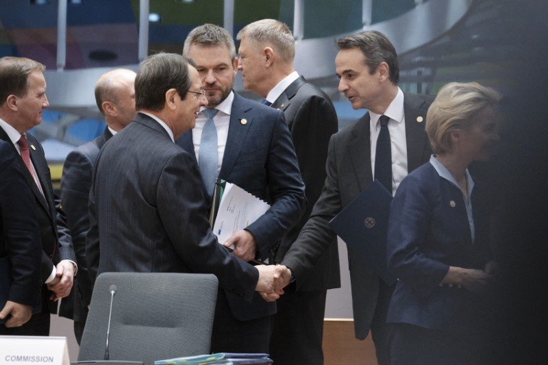 Ο Ελληνας πρωθυπουργός χαιρετά τον Κύπριο πρόεδρο Νίκο Αναστασιάδη