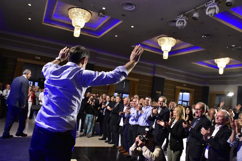 Ο Κ.Μητσοτάκης χαιρετά τους συγκεντρωμένους στο Αργος