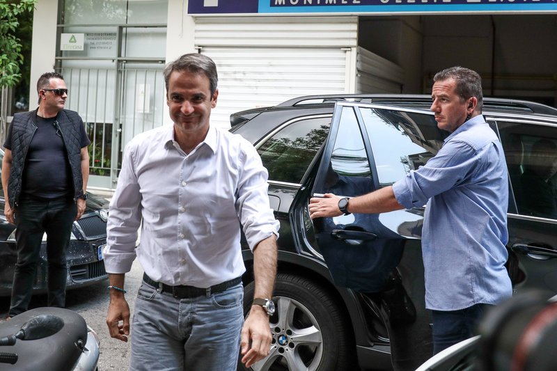 Ο Κυριάκος Μητσοτάκης βγαίνει από αυτοκίνητο