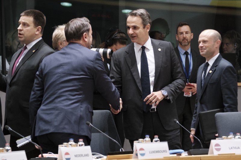 Χειραψία Μητσοτάκη με τον Ξαβιέ Μπέτελ