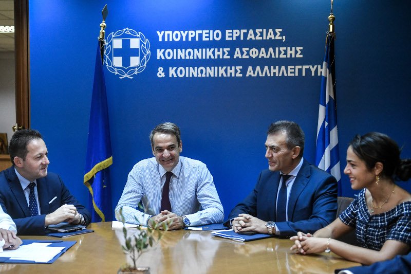 Ο πρωθυπουργός στο υπουργείο Εργασίας