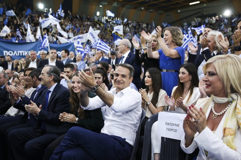 Ο Κυριάκος Μητσοτάκης και η κόρη του χειροκροτούν