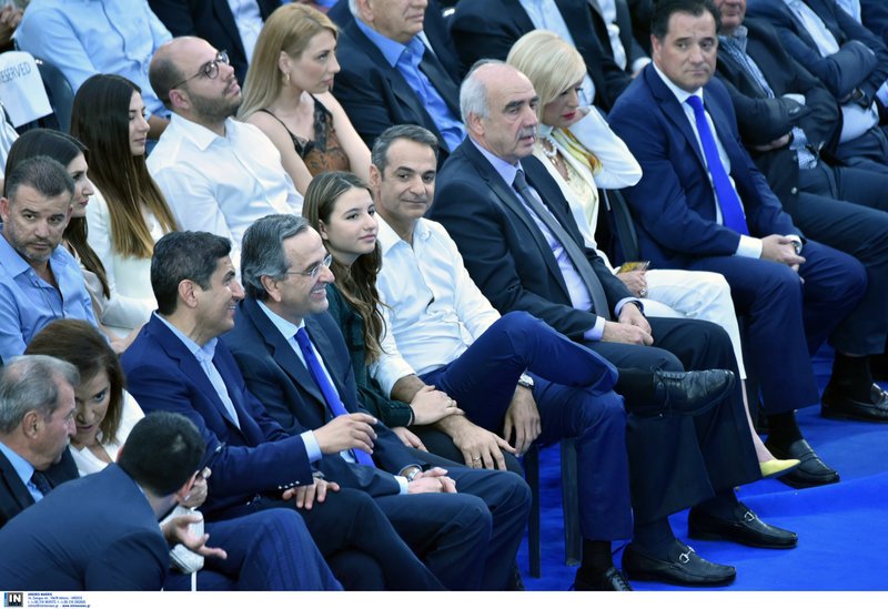Η Δάφνη κρατά το χέρι του Κυριάκου Μητσοτάκη