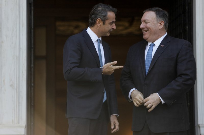 Ο Κυριάκος Μητσοτάκης δείχνει τον Μάικ Πομπέο