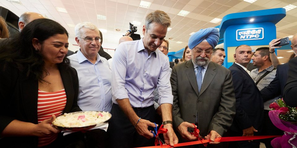 Ο Κ. Μητσοτάκης κόβει την κορδέλα