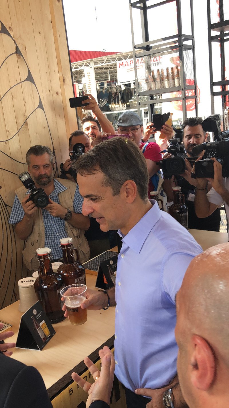 Ο πρωθυπουργός Κυριάκος Μητσοτάκης έκανε μια στάση στο περίπτερο της «Νύμφης»