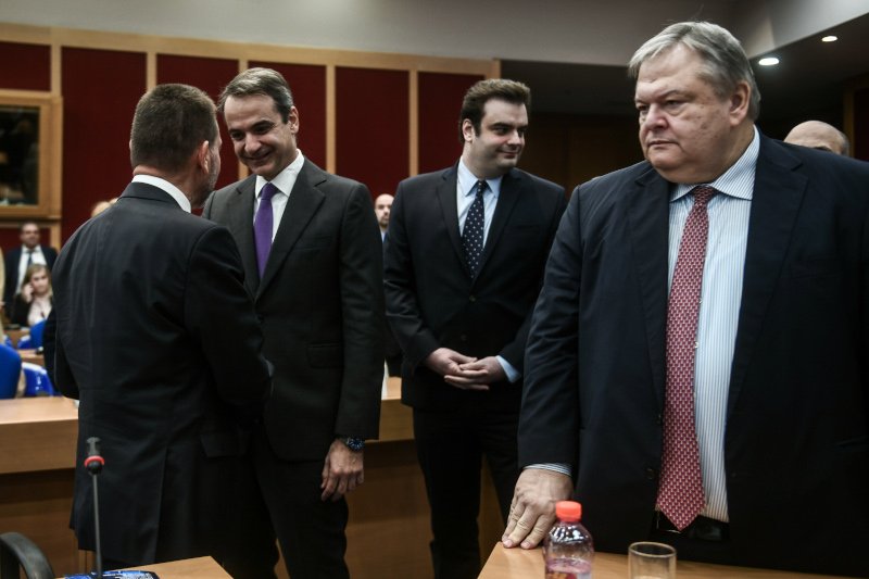 Ο πρωθυπουργός, στιγμές πριν την ομιλία του στην ημερίδα
