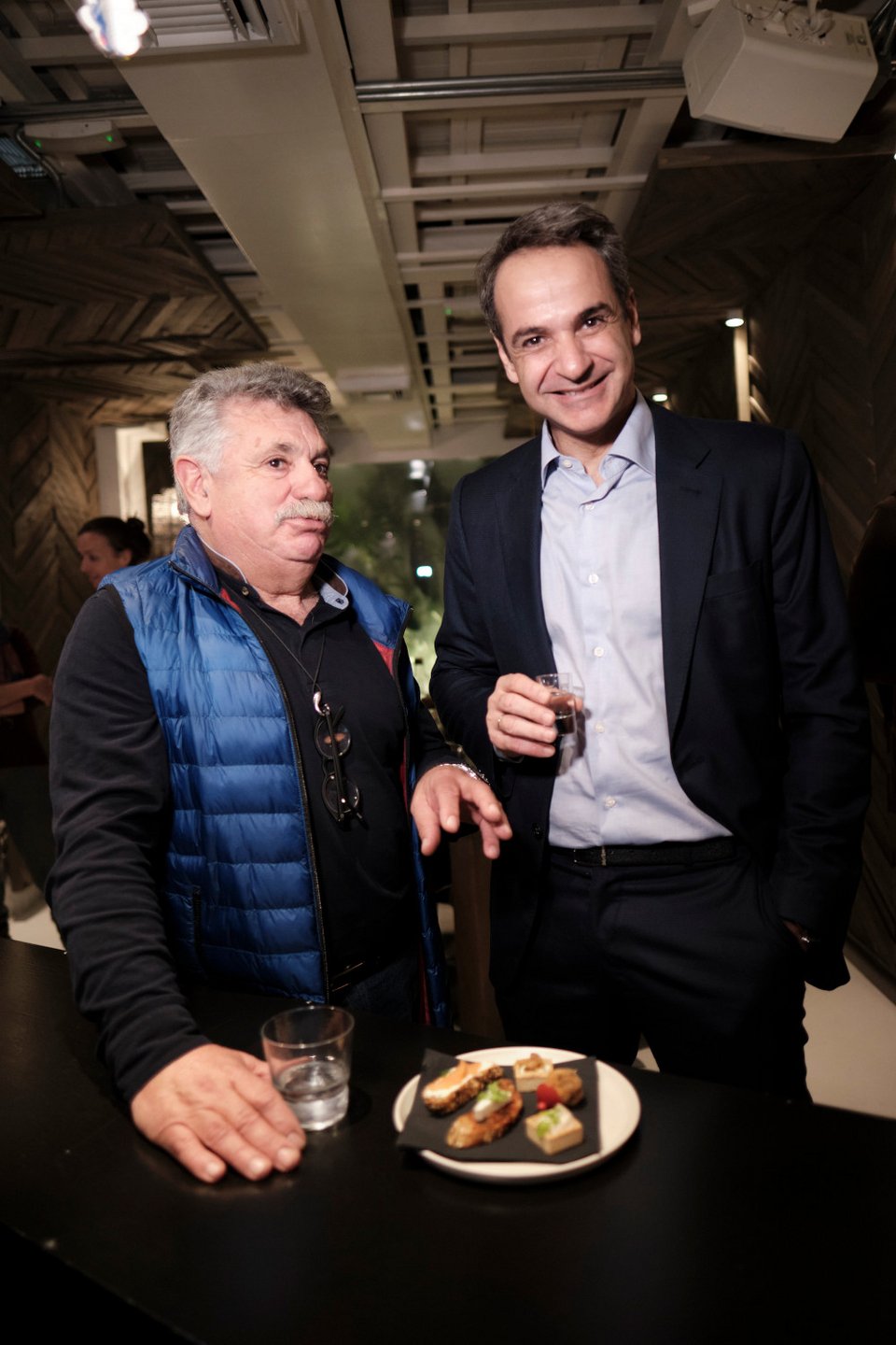 Λευτέρης Λαζάρου και Κυριάκος Μητσοτάκης στο εστιατόριο της Σχεδίας