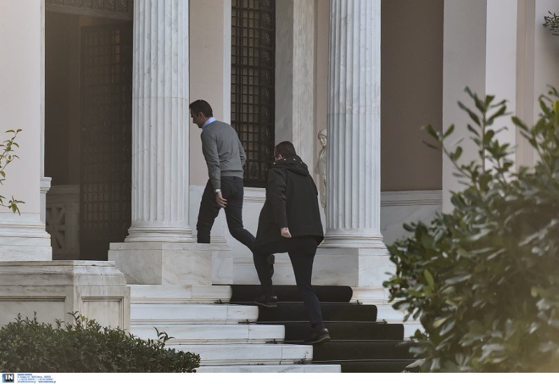 Ο Κυριάκος Μητσοτάκης μπαίνει στο Μαξίμου για τη σύσκεψη -Φωτογραφία: Intimenews/ΖΑΧΟΣ ΓΙΩΡΓΟΣ