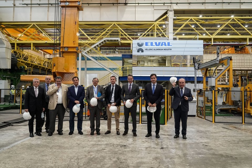 Ο Κυρ. Μητσοτάκης περιηγήθηκε στην επένδυση της ΕΛΒΑΛ -Φωτογραφία: Menelaos Myrillas / SOOC