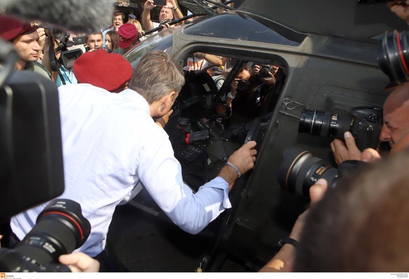 Ο Κυριάκος Μητσοτάκης περιεργάζεται ελικόπτερο