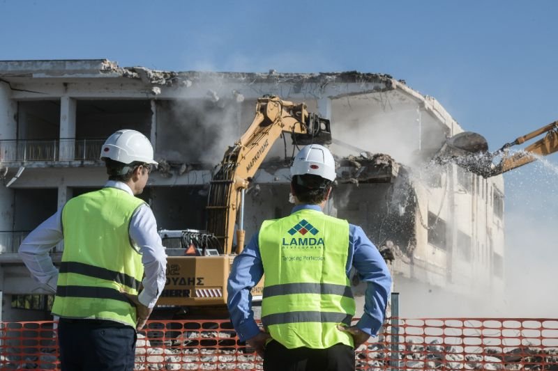 Ο πρωθυπουργός επιβλέπει την κατεδάφιση κτιρίου στο πρώην αεροδρόμιο του Ελληνικού