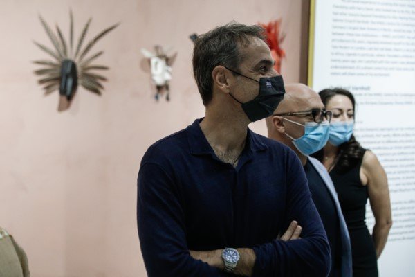 Ο Κυριάκος Μητσοτάκης ξεναγείται στο Μουσείο Σύγχρονης Τέχνης -Φωτογραφία: EUROKINISSI/ΓΙΩΡΓΟΣ ΚΟΝΤΑΡΙΝΗΣ