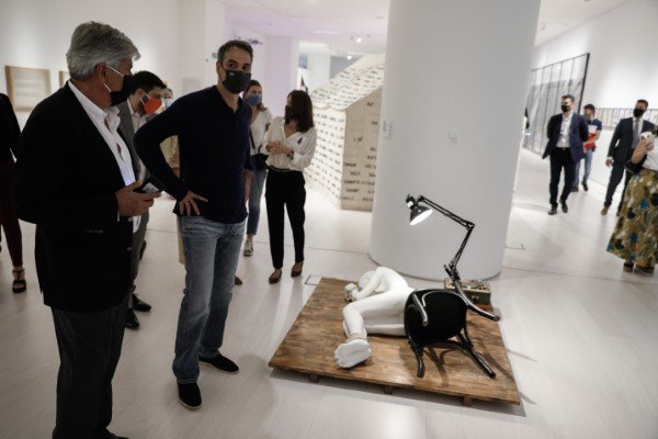 Ο Κυριάκος Μητσοτάκης ξεναγείται στο Μουσείο Σύγχρονης Τέχνης -Φωτογραφία: EUROKINISSI/ΓΙΩΡΓΟΣ ΚΟΝΤΑΡΙΝΗΣ