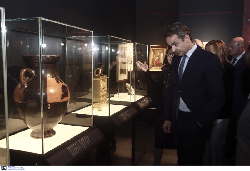 Ο Κυριάκος Μητσοτάκης θαυμάζει τα εκθέματα - Φωτογραφία: Intimenews/ΤΖΑΜΑΡΟΣ ΠΑΝΑΓΙΩΤΗΣ