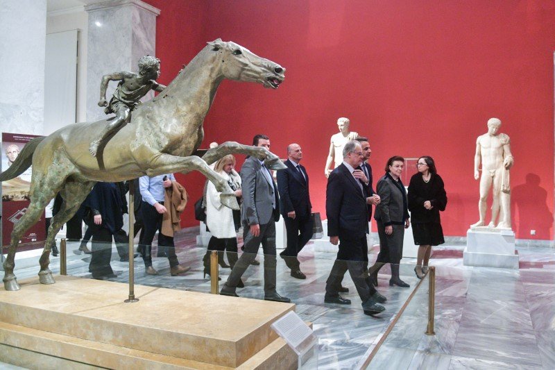Ο Κυριάκος Μητσοτάκης ανάμεσα στα εκθέματα -Φωτογραφία: EUROKINISSI/ ΤΑΤΙΑΝΑ ΜΠΟΛΑΡΗ)