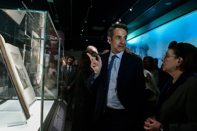 Ο Κυριάκος Μητσοτάκης ρωτά την Λίνα Μενδώνη για κάποιο έκθεμα (EUROKINISSI/ ΤΑΤΙΑΝΑ ΜΠΟΛΑΡΗ)