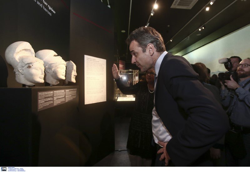 Ο Κυριάκος Μητσοτάκης θαυμάζει τα εκθέματα - Φωτογραφία: Intimenews/ΤΖΑΜΑΡΟΣ ΠΑΝΑΓΙΩΤΗΣ