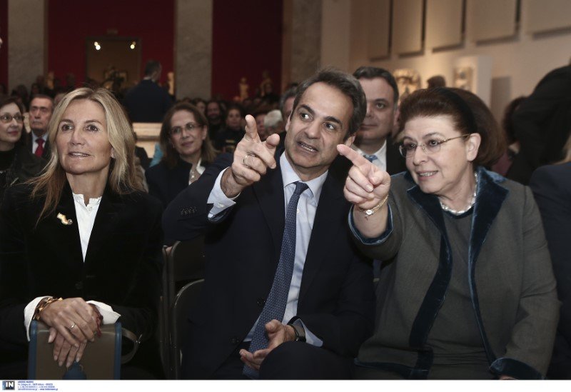 Ο Κυριάκος Μητσοτάκης και η Λίνα Μενδώνη δείχνουν κάτι στην έκθεση υπό το βλέμμα της Μαρέβας Γκραμπόφσκι-Μητσοτάκη - Φωτογραφία: Intimenews/ΤΖΑΜΑΡΟΣ ΠΑΝΑΓΙΩΤΗΣ