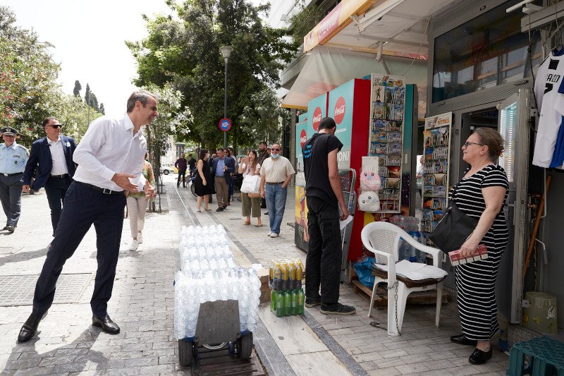 Σε χαλαρή διάθεση ο Κυριάκος Μητσοτάκης χαιρετά εργαζόμενους και καταστηματάρχες / Φωτογραφία: Γραφείο Τύπου Πρωθυπουργού/Δημήτρης Παπαμήτσος