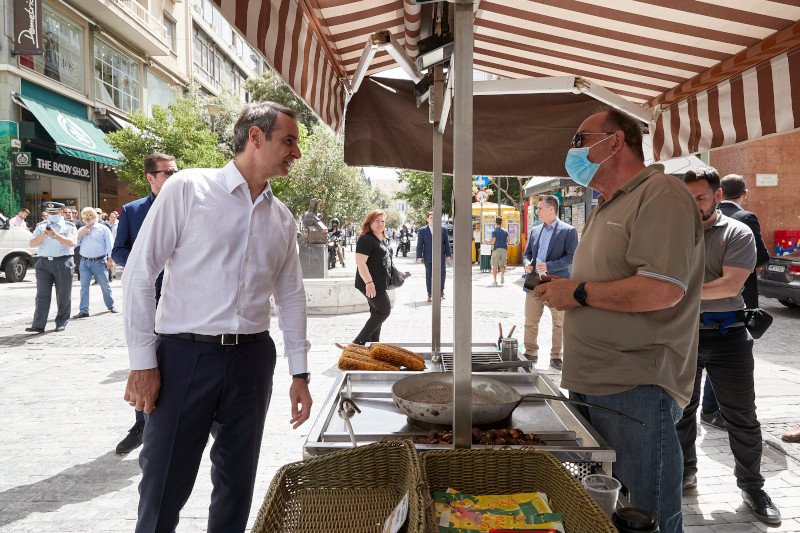 Ο πρωθυπουργός συνομίλησε με εργαζόμενους στην οδό Ερμού / Φωτογραφία: Γραφείο Τύπου Πρωθυπουργού/Δημήτρης Παπαμήτσος