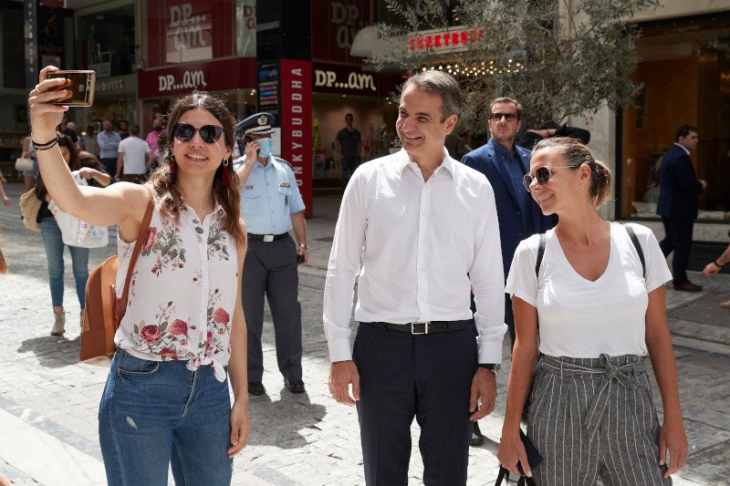 Δεν έλειψαν οι selfies με πολίτες που έσπευσαν να χαιρετήσουν τον πρωθυπουργό/ Φωτογραφία: Γραφείο Τύπου Πρωθυπουργού/Δημήτρης Παπαμήτσος