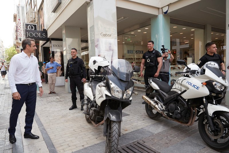 Συνομιλία με αστυνομικούς είχε ο πρωθυπουργός/ Φωτογραφία: Γραφείο Τύπου Πρωθυπουργού/Δημήτρης Παπαμήτσος