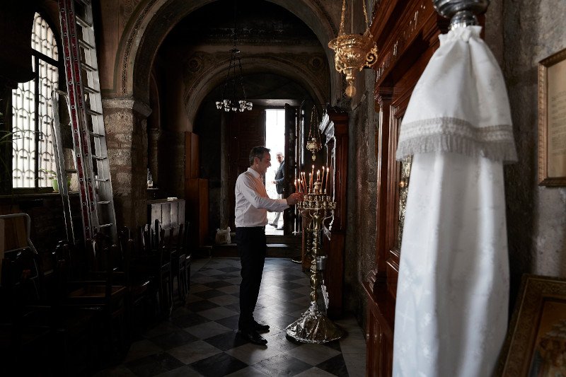 Ο Κυριάκος Μητσοτάκης μπήκε στην εκκλησία στην Καπνικαρέα όπου άναψε και ένα κερί/ Φωτογραφία: Γραφείο Τύπου Πρωθυπουργού/Δημήτρης Παπαμήτσος