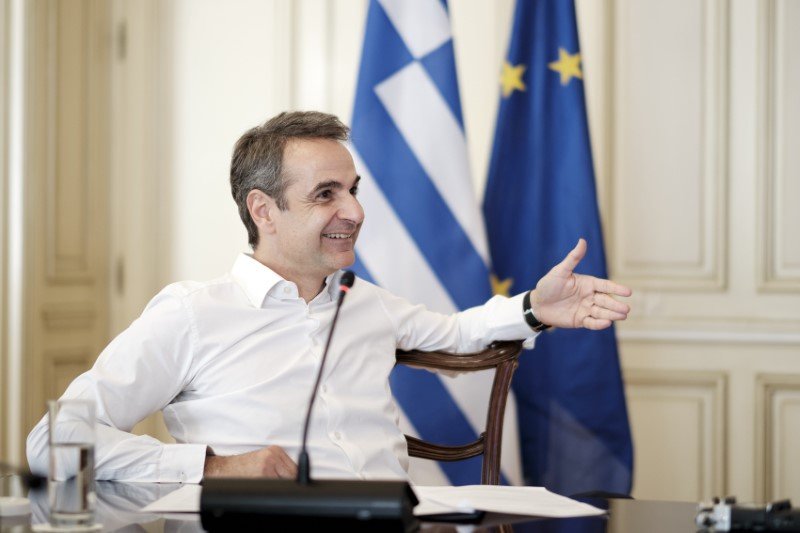 Χαμογελαστός ο Κυριάκος Μητσοτάκης στην τηλεδιάσκεψη με κοινωνικούς εταίρους