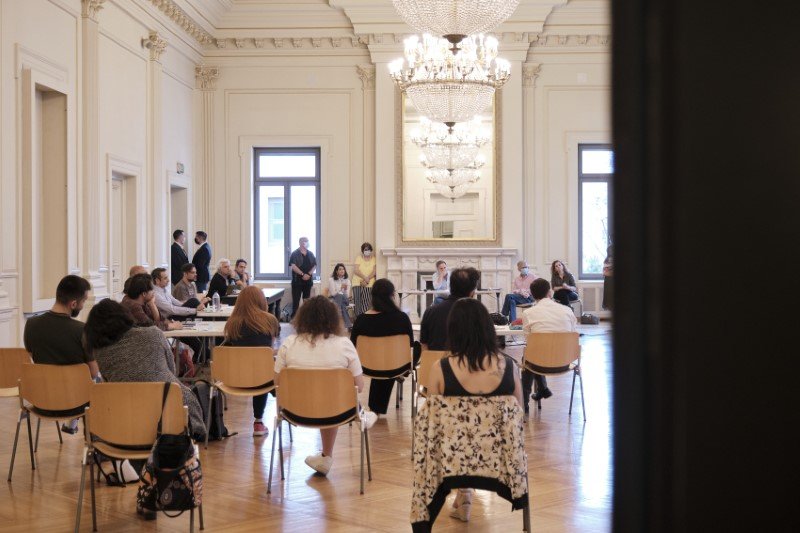Ο Πρωθυπουργός εξήγησε ότι το κράτος θα μπορούσε να ενισχύσει τις θεατρικές παραγωγές που δεν μπορούν να είναι βιώσιμες