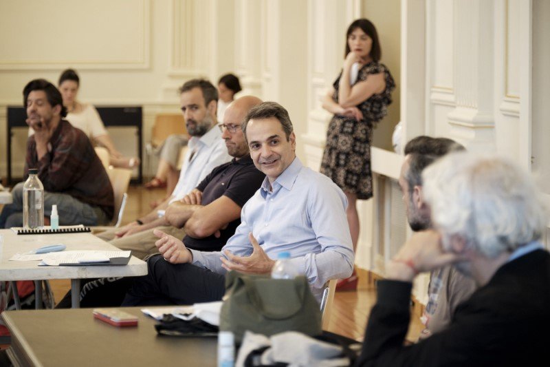 Σε χαλαρή συζήτηση εξελίχθηκε η συνάντηση του Κυριάκου Μητσοτάκη εντός του Εθνικού Θεάτρου