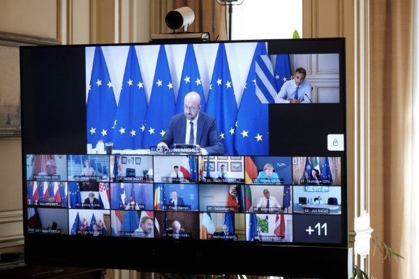 Ο Κυριάκος Μητσοτάκης κατά την τηλεδιάσκεψη με τους ηγέτες της ΕΕ / Φωτογραφία: ΓτΠ/ΠΑΠΑΜΗΤΣΟΣ ΔΗΜΗΤΡΗΣ