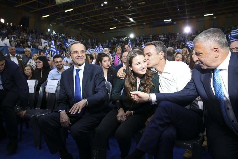 Ο Κυριάκος Μητσοτάκης φιλά την κόρη του