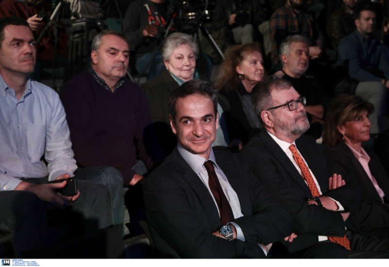 Ο Πρωθυπουργός κάθισε δίπλα στο μέλος του ΔΣ του Ιδρύματος Σταύρος Νιάρχος Γιώργο Αγουρίδη