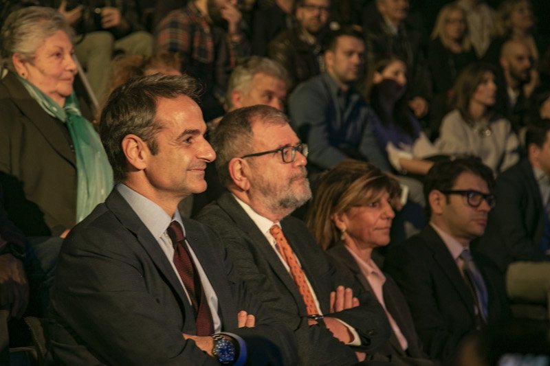 Ο Κυριάκος Μητσοτάκης με κόκκινη γραβάτα