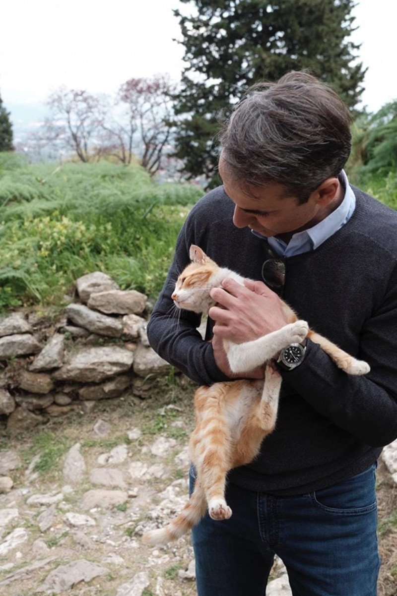 Ο πρωθυπουργός αγκαλιάζει μία αδέσποτη γάτα στο Μυστρά