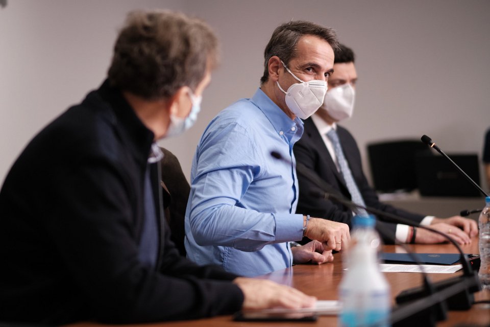 Ο Κυριάκος Μητσοτάκης βρέθηκε στη γ.γ. Πολιτικής Προστασίας σήμερα, δεύτερη ημέρα έναρξης εμβολιασμών στους υγειονομικούς, δείχνοντας τη σημασία που δίνει στο εγχείρημα / Φωτογραφία: Eurokinissi/ΓΡ. ΤΥΠΟΥ ΠΡΩΘΥΠΟΥΡΓΟΥ/ΔΗΜΗΤΡΗΣ ΠΑΠΑΜΗΤΣΟΣ