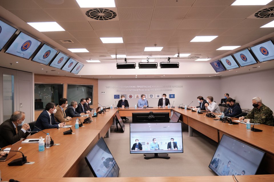 Οι αρμόδιοι ενημέρωσαν τον πρωθυπουργό για τη διαδικασία εμβολιασμών, η οποία εξελίσσεται ομαλά / Φωτογραφία: Eurokinissi/ΓΡ. ΤΥΠΟΥ ΠΡΩΘΥΠΟΥΡΓΟΥ/ ΔΗΜΗΤΡΗΣ ΠΑΠΑΜΗΤΣΟΣ