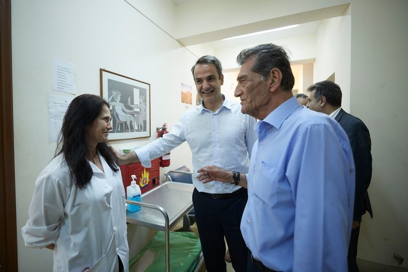 Ο Κυριάκος Μητσοτάκης με γιατρούς