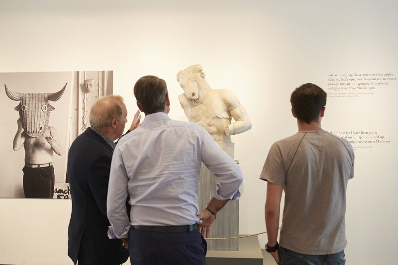 Ο πρωθυπουργός θαύμασε την έκθεση με τίτλο «Πικάσο και Αρχαιότητα. Γραμμή και πηλός».