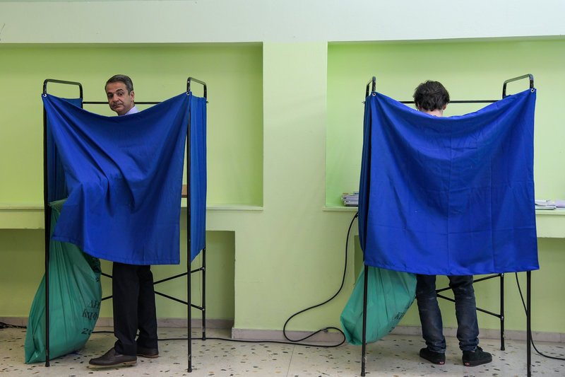 Ο Κυριάκος Μητσοτάκης και ο γιος του σε διπλανά παραβάν