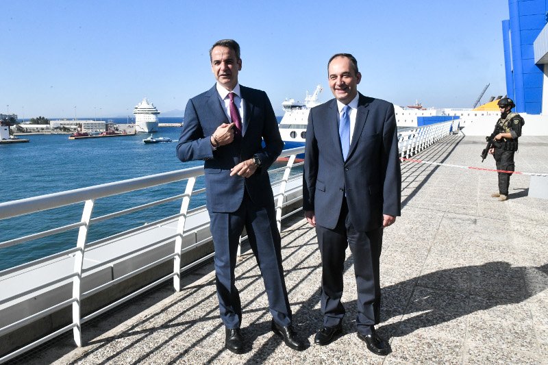 Ο πρωθυπουργό δείχνει την γραβάτα του στους δημοσιογράφους