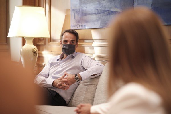 Μητσοτάκης: «Kάναμε ως κοινωνία μια τεράστια προσπάθεια να είμαστε μπροστά από αυτή τη νόσο του κορωνοϊού, η οποία συνέχεια μας αιφνιδιάζει δυσάρεστα».