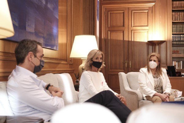 Κρατώ την τεράστια σημασία στην πρόληψη η οποία ξεκινάει μέσα από την αντιμετώπιση του φόβου”, δήλωσε ο κ. Μητσοτάκης κλείνοντας τη συζήτηση.