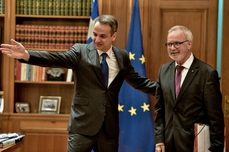 Ο πρωθυπουργός καλοσωρίζει τον κ. Χόγιερ στο Μαξίμου -Φωτογραφία: EUROKINISSI/ΤΑΤΙΑΝΑ ΜΠΟΛΑΡΗ