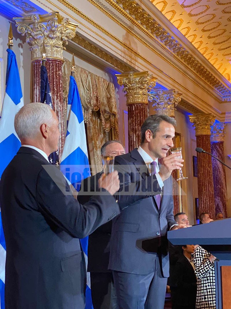 Με ενα ποτηρι ουζο ο πρωθυπουργός ευχηθηκε καλή χρονια