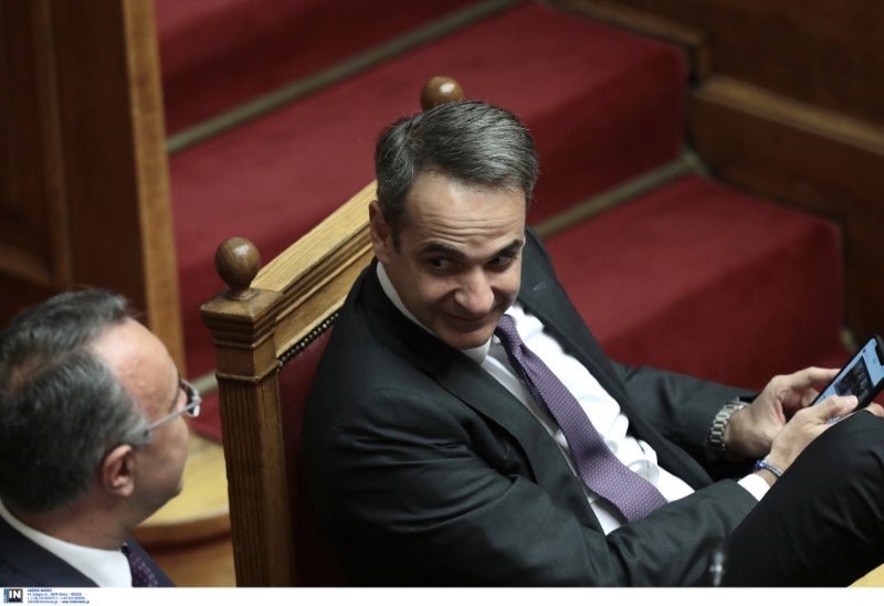 Ο Κυριάκος Μητσοτάκης τσεκάρει στο κινητό του μια ανάρτηση που είχε κάνει στο Instagram από την συνάντησή του με την πρόεδρο της ΕΚΤ Κριστίν Λαγκάρντ 