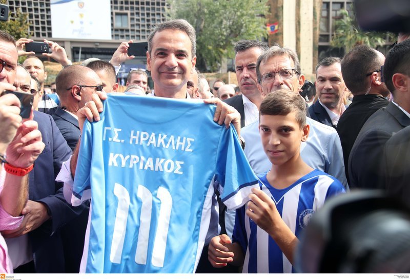 Ο Κυριάκος Μητσοτάκης με τη φανέλα του Ηρακλή